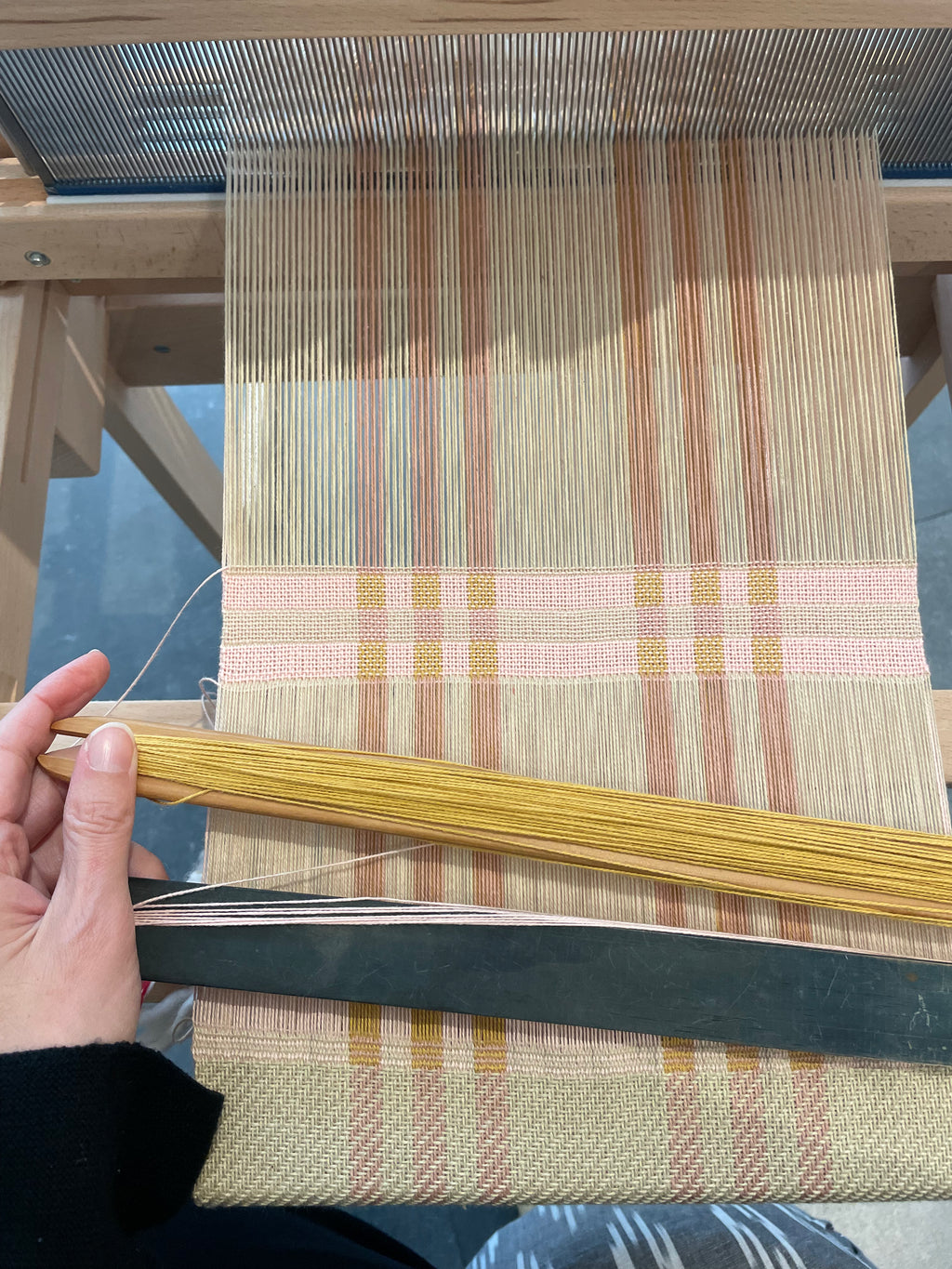 detail van weefgetouw in atelier apuura 
