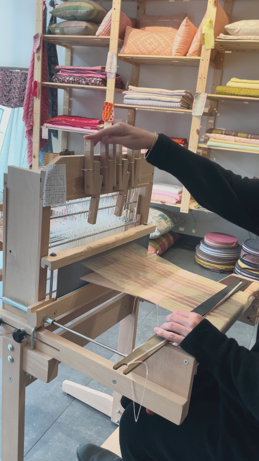 Valerie aan het weven in atelier apuura 