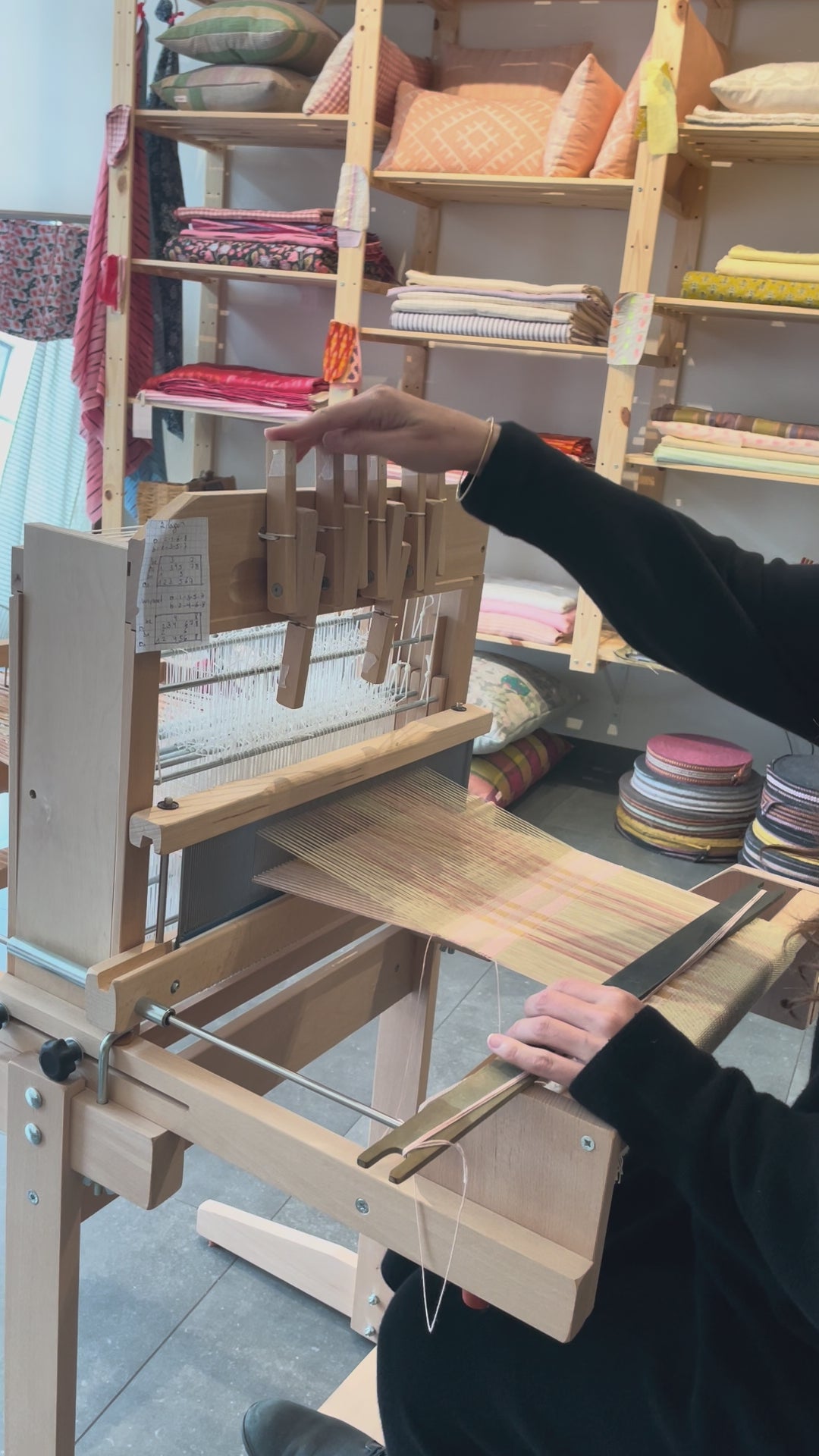 Valerie aan het weven in atelier apuura 